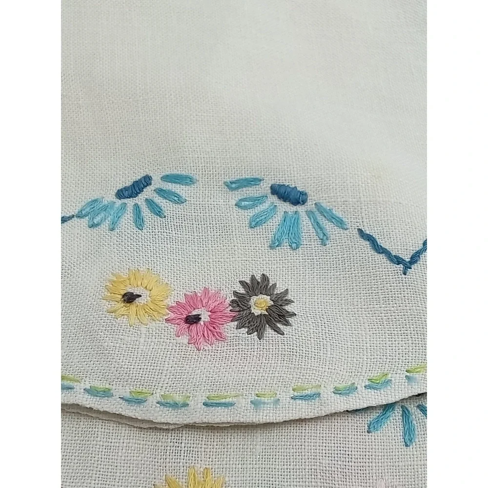 4 Vintage Needlepoint Doilies‎